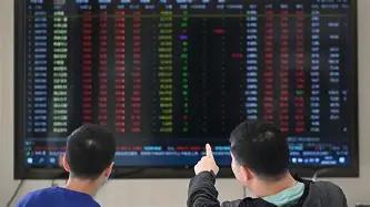 一个广东的股民在25元开始购买东方财富300059，他分批建好底仓10000股后