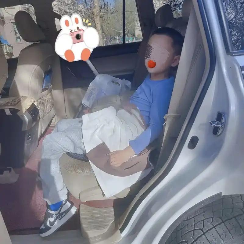 四川，男子开车在国道上，10岁的儿子问他，可不可以换他开开？男子想都没想直接靠边