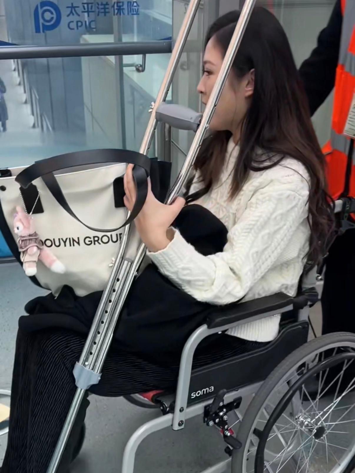 郑智化在深圳机场登机全程郑智化连滚带爬进飞机郑智化致歉 郑智化先生描述的“连滚带