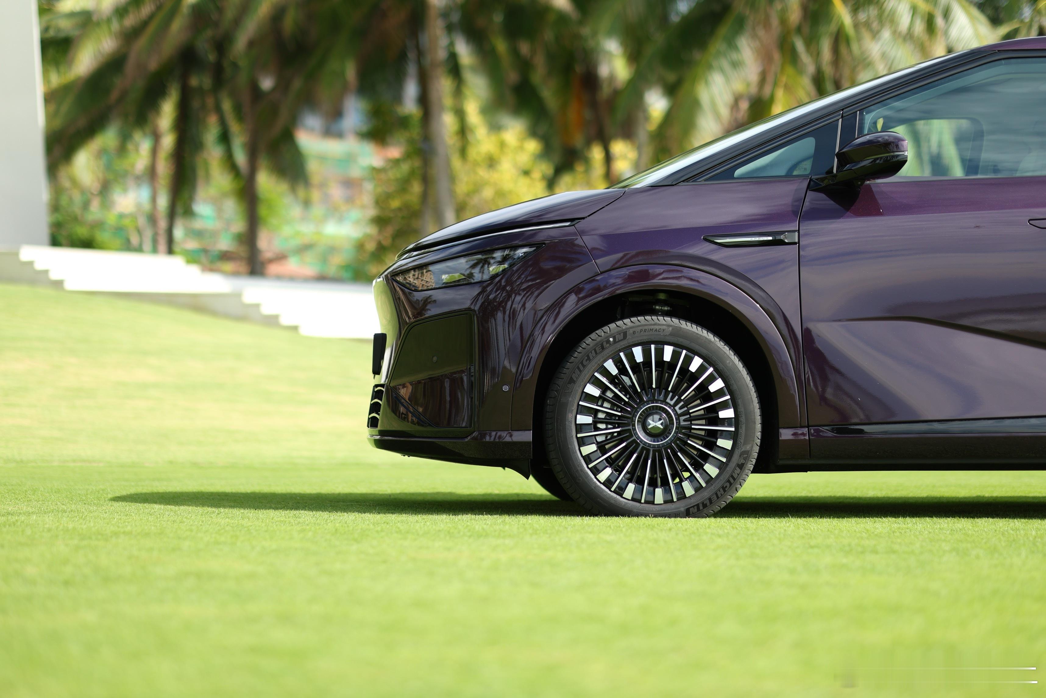 作为小鹏超级增程家族第一款车，小鹏X9超级增程以增程3.0技术解决了混动市场核心