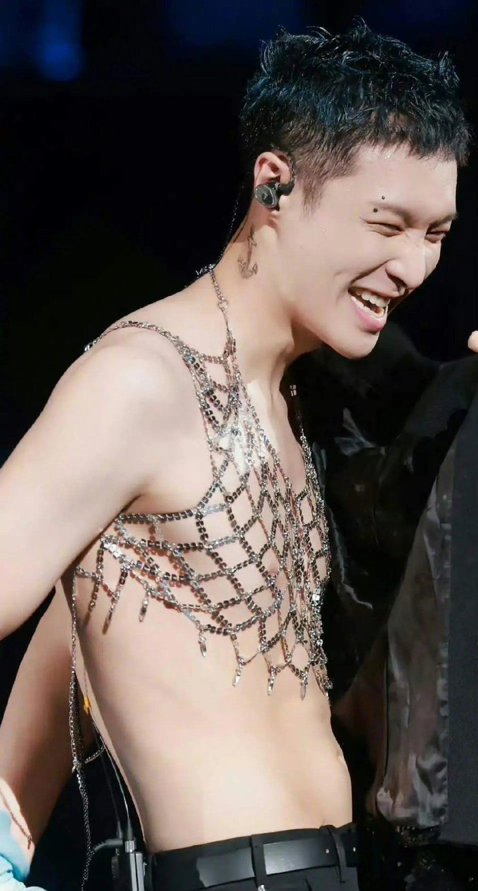 难评，张艺兴不会以为自己超sexy吧 ​​​