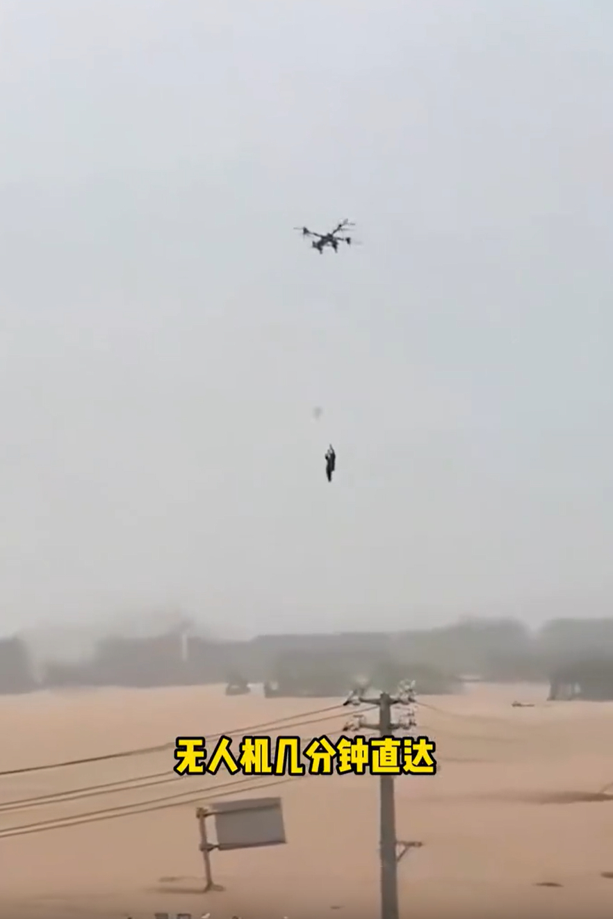 原则上无人机不许吊人但人民大于原则 无人机说明书写得很明白：“不能载人"但人命大