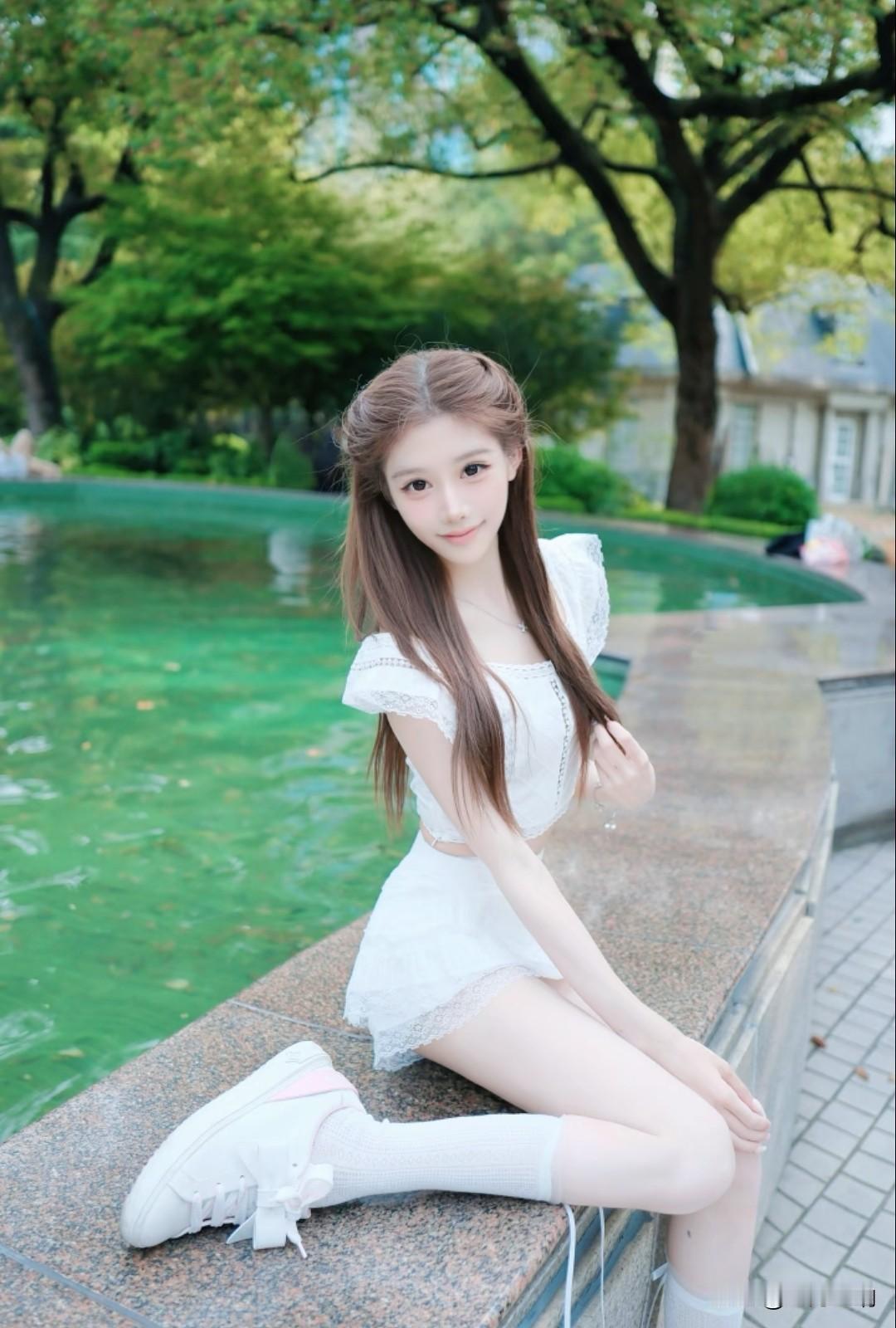 一整个被治愈住！喷泉边的白裙少女，元气感拉满