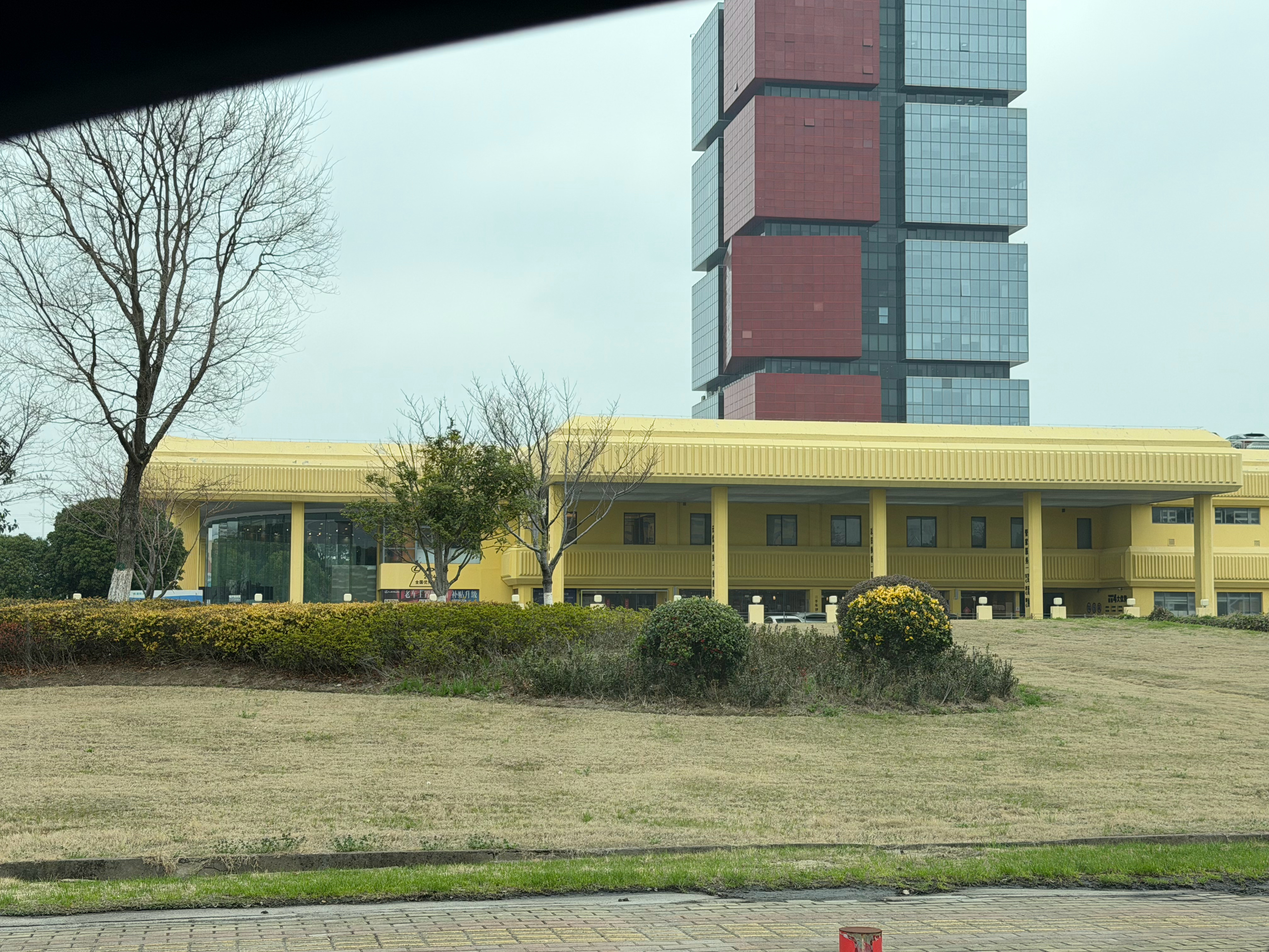 每次路过这个雷克萨斯，都感觉在上个时代 