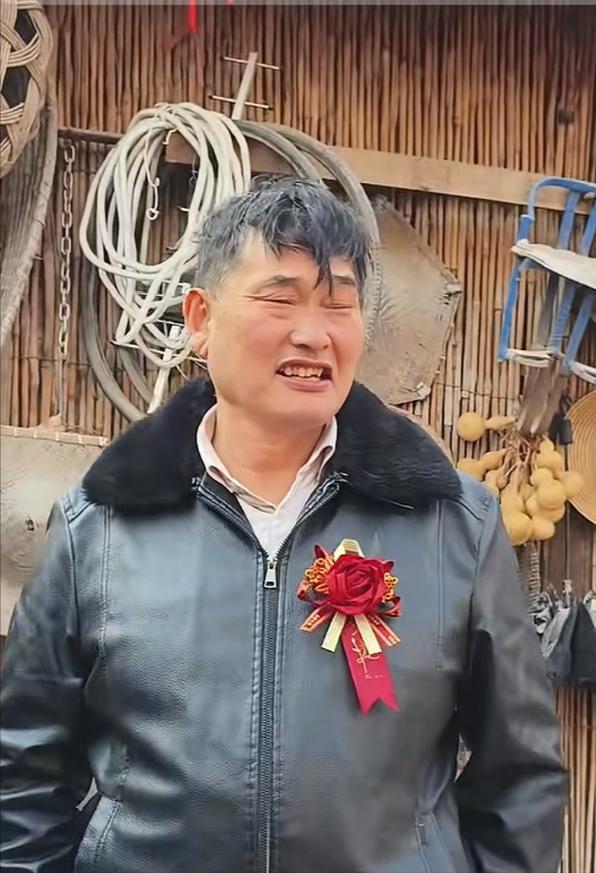 昨天大衣哥女儿大婚，他给女儿的嫁妆曝光，原来是一辆白色宝马，附加20万现金，还有