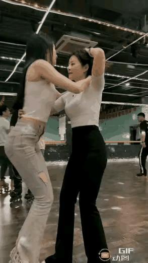 这俩位大美女同时摔倒了，你先扶哪一位？将来要是能发展成自己老婆，以这样的腰力生娃