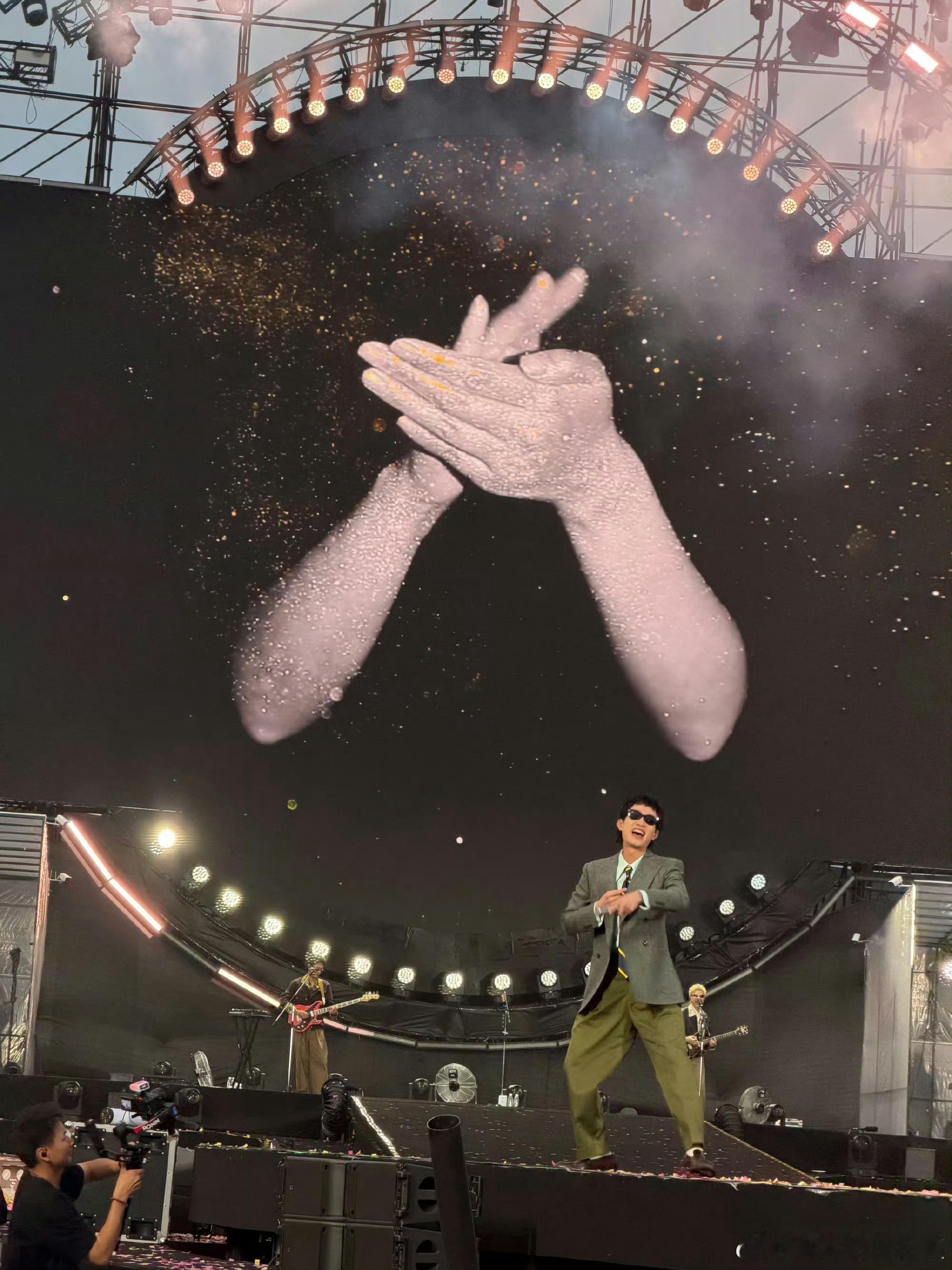 回春丹西安演唱会听爽了回春丹西安站现场氛围感拉满！遗址公园星空之下，一首首经典曲
