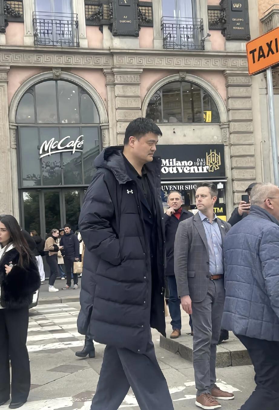 姚明尴尬了，长得再高也没用，在米兰街头被老外无视了！

2月8日，姚明现身意大利