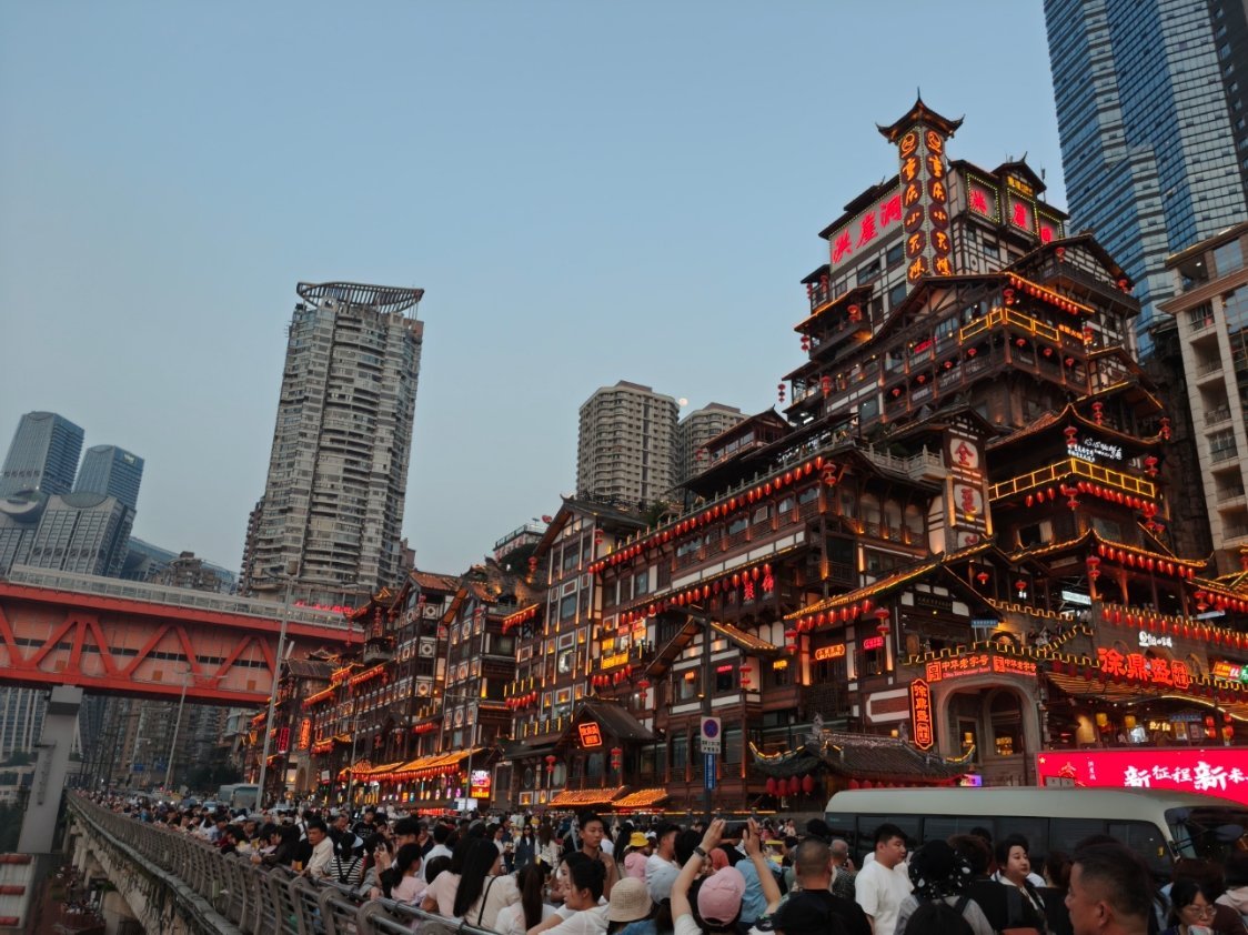 五一假期是捅人窝了吧五一小长假选择出去玩真的是换个地方看人，大家都不想好好休息的