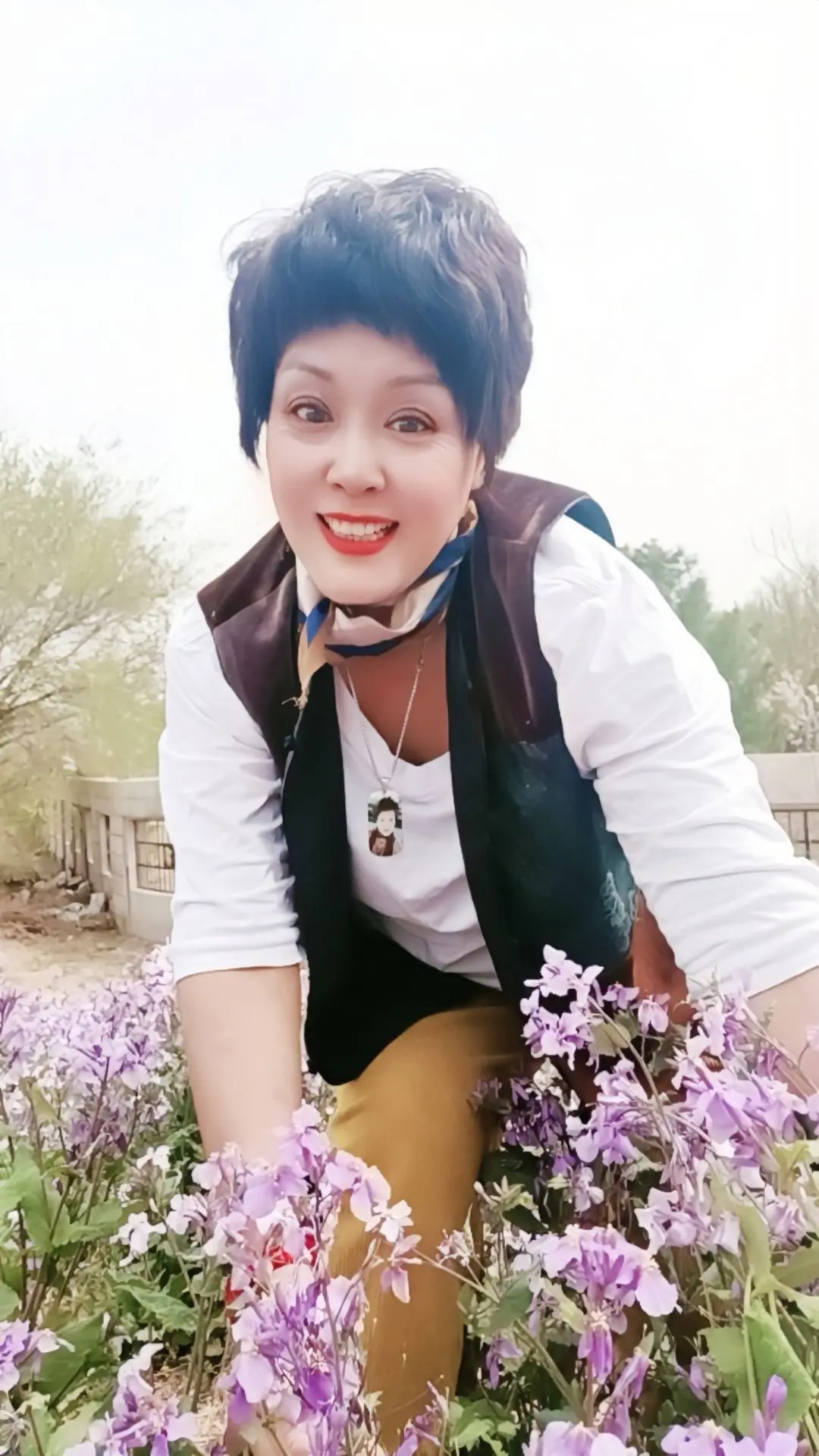 永远不会受伤的方法就是，风吹哪页读哪页，谁来爱我，我爱谁，风若不吹我自...