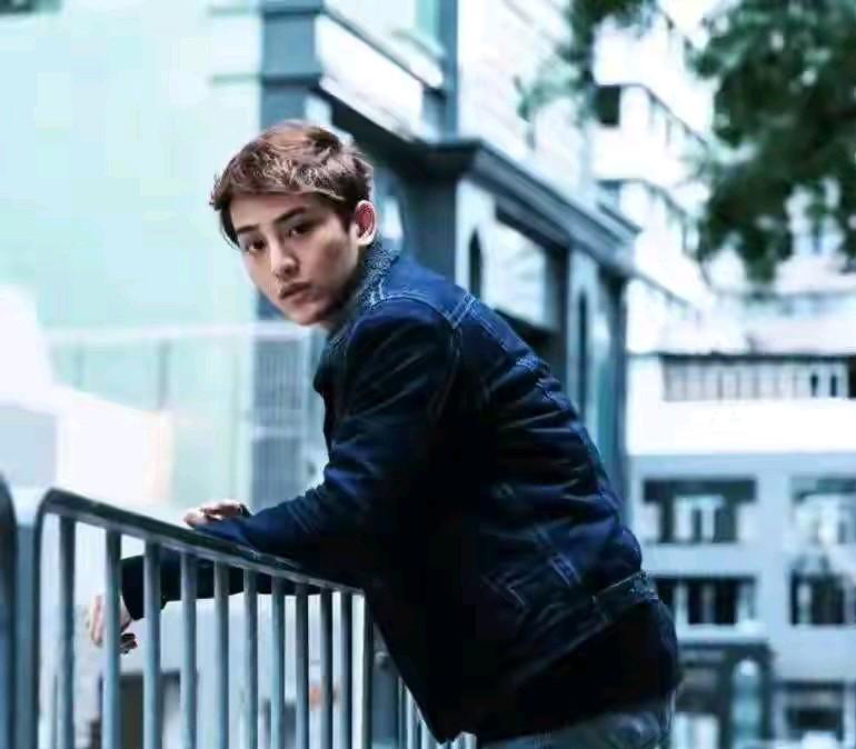 震惊！昔日选秀红人变毒贩，700万毒品案背后隐藏的荒诞人生，娱乐圈的黑暗面令人心