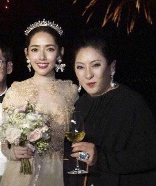 郭碧婷嫁给向佐，婆婆是加分项，她在婆婆身旁活得像个公主般，美丽又高贵，俩人也越想