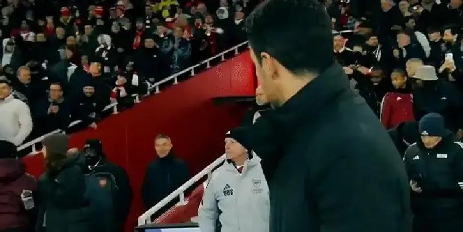 赛后0.3秒，塔帅被晾
 
埃梅里转身就走，镜头切到他背影，酋长球场瞬间安静。球