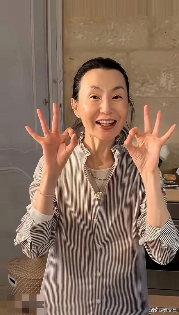 直面真实模样，张曼玉淡然随性，从容享受着当下的生活。 