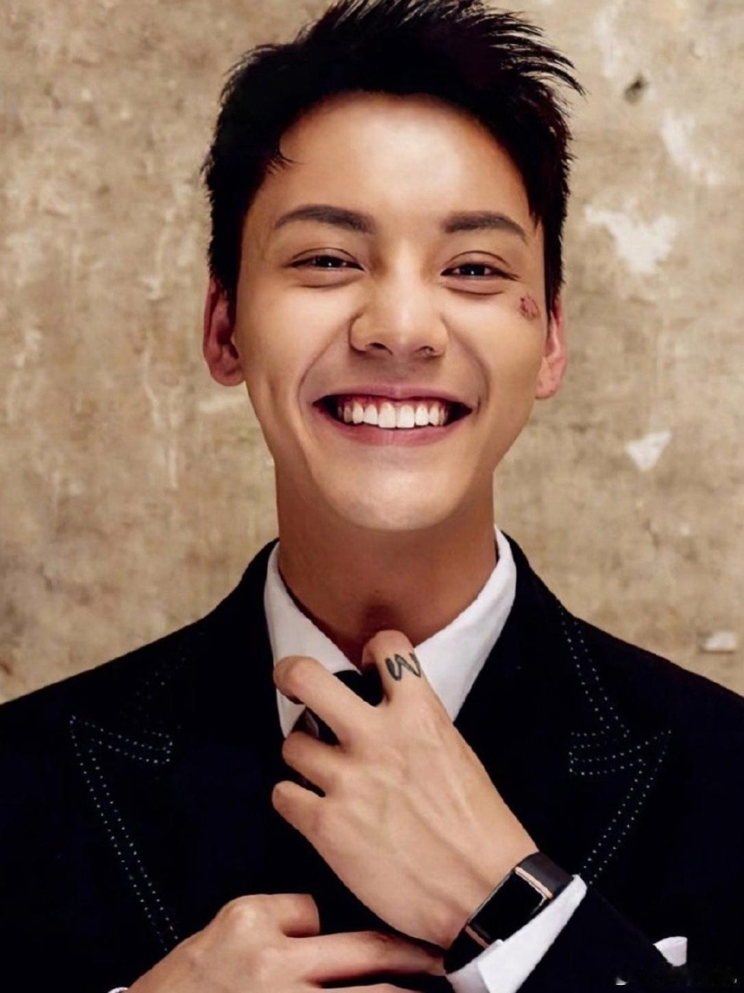 陈伟霆说儿子长大签英皇杨受成为陈伟霆儿子准备几十万足金 后，陈伟霆表示，儿子长大