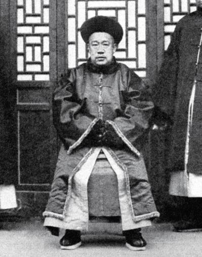 这张照片中的肃亲王善耆，身着传统的清代官服，他头戴一顶暖帽，帽身材质看起来厚实，