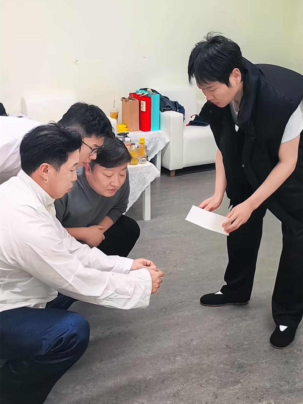 烧饼带着曹鹤阳、孟鹤堂、周九良在后台放炮！把打火机撂下，带着点着的炮跑了。烧饼的