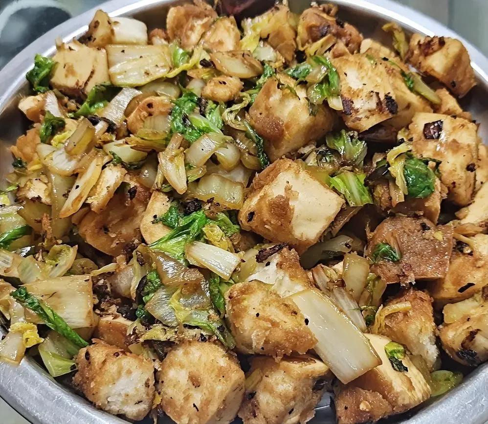吃过炒馒头吗？解饿又好吃，想不到的美味！


没人给做饭吃咱就解决，两个馒头切成