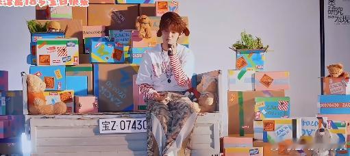 张泽禹单车一开口就沦陷 安静的舞台，简单的吉他伴奏，张泽禹轻轻开口的那一刻就彻底