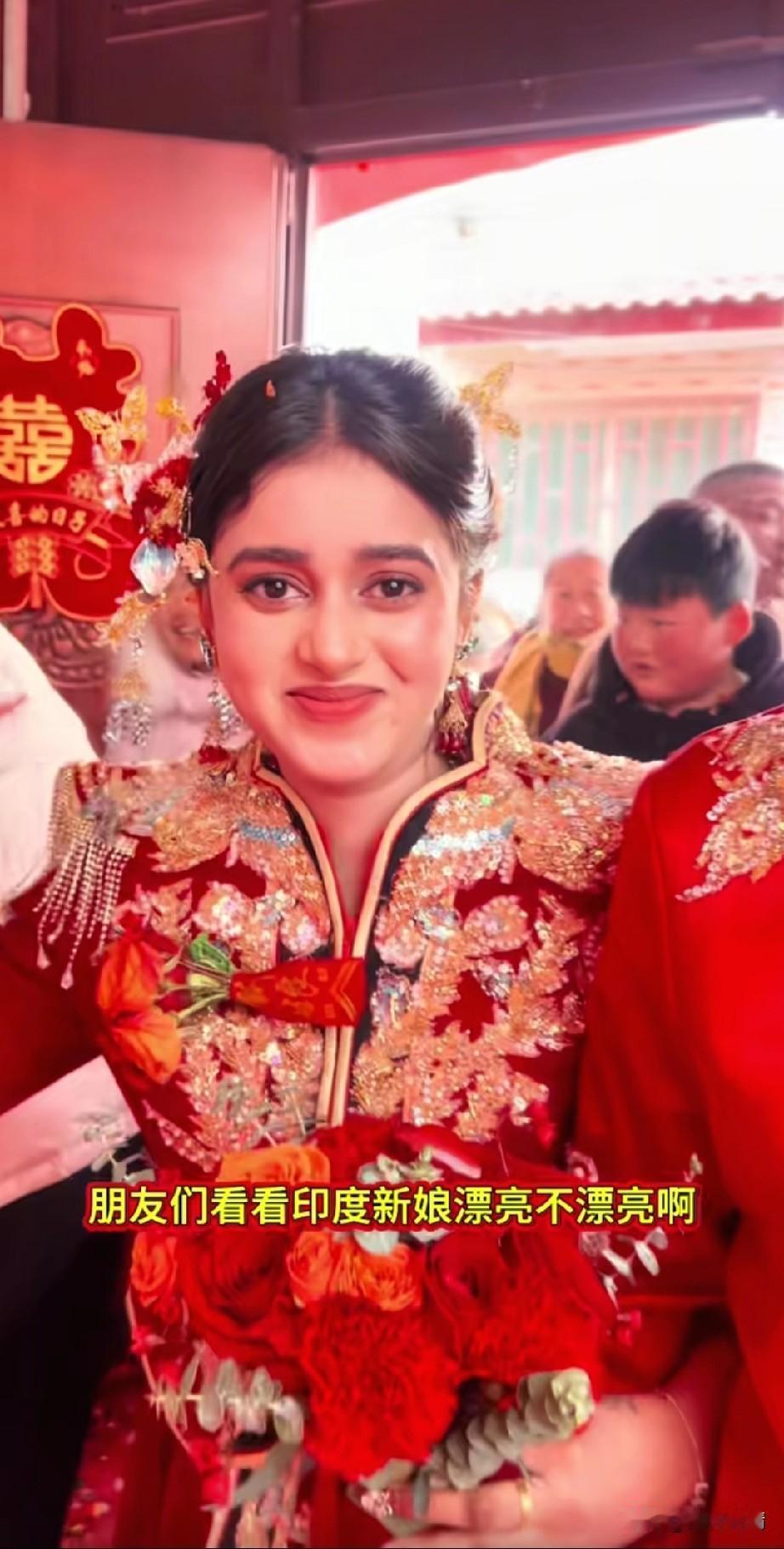 农村小伙出国打工，
找了一个印度媳妇儿，
如今回到家乡举办婚礼，

附近的乡亲们