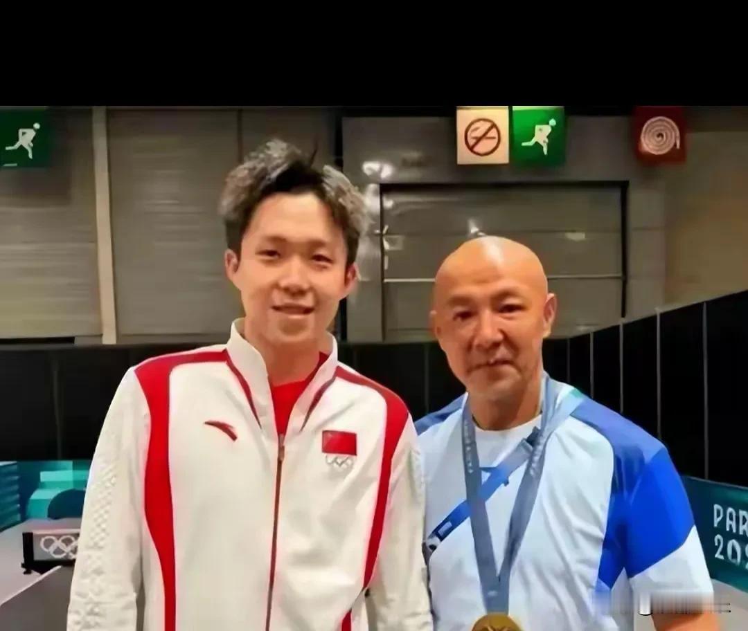 国乒金牌教头生日暴露“赌神”属性！58岁肖战切蛋糕笑开花，女儿定制“杠上开花”太