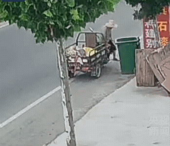 冥冥之中帽子救了大爷，你没看到对面的一个车也跑绿化带上了吗?[捂脸]