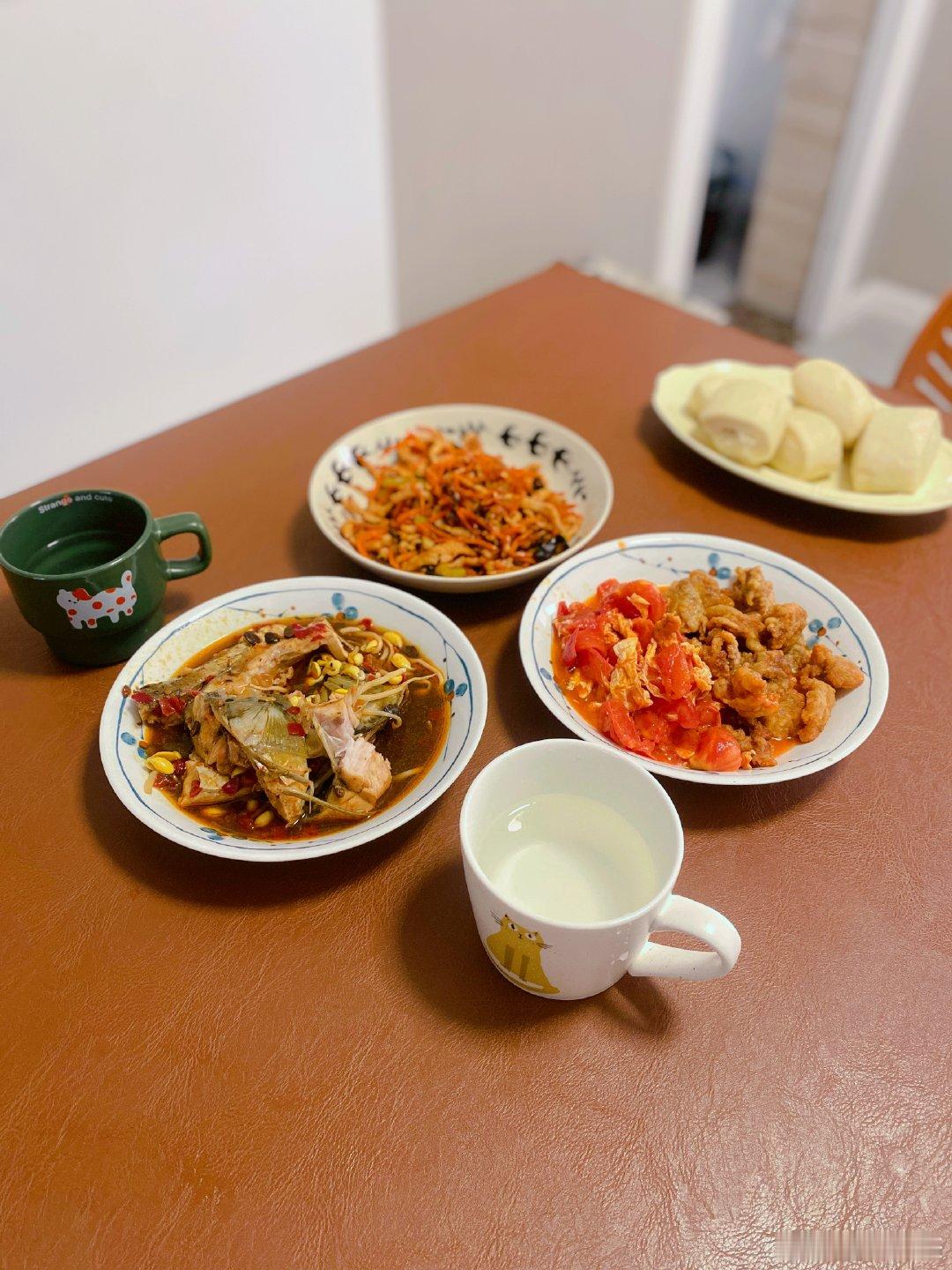 高三生的家常便饭炖鱼块、鱼香肉丝、西红柿鸡蛋、买的小酥肉今日午餐简简单单又一餐家