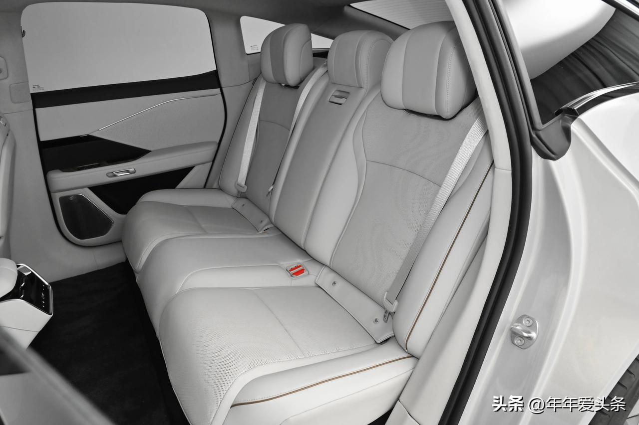 车是陪我们早出晚归，遮风挡雨，装得下我们的疲惫，也装得下一家人的欢声笑语。

堵