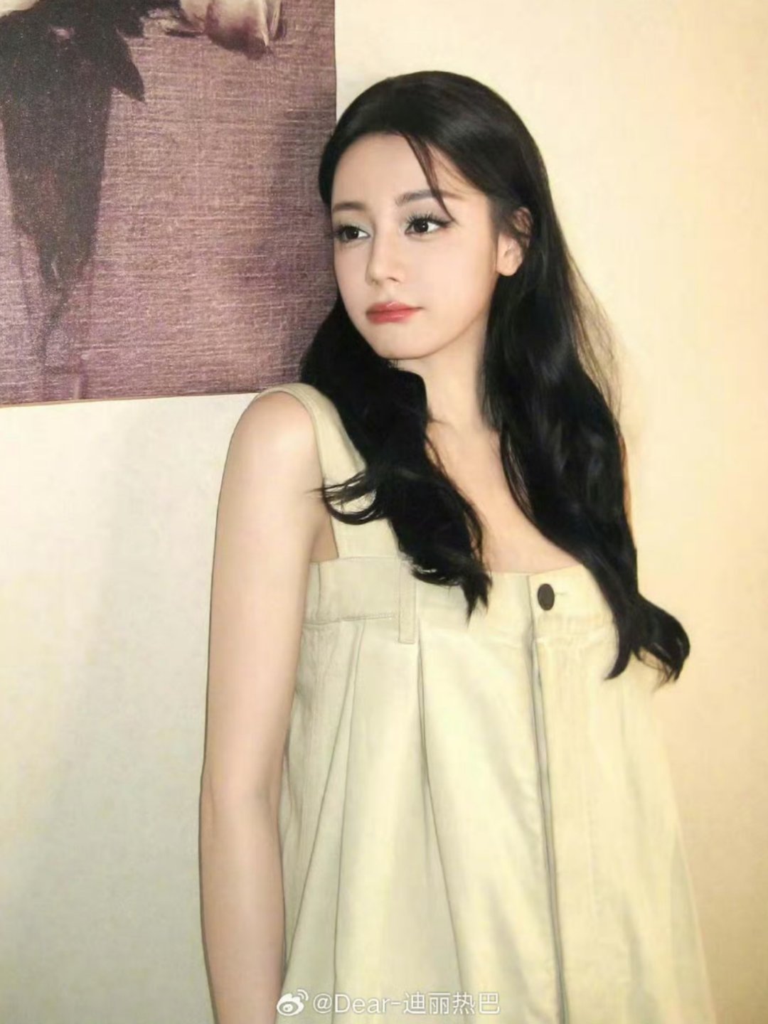 迪丽热巴黑丝长腿 回国后的迪丽热巴外出参加活动，一身黑丝长腿造型惊艳众人，小热巴