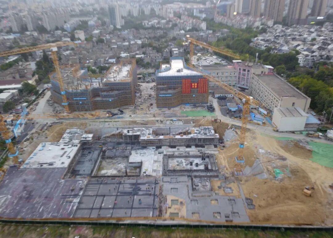 福州屏东中学五四北校区迎来里程碑式进展，首栋主体建筑（4号教学楼）顺利封顶。