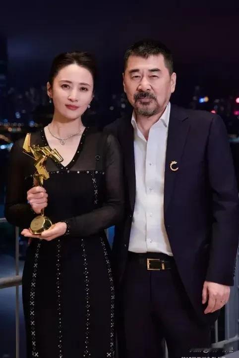 看婚姻里的中年女人漂不漂亮，就知道她老公疼不疼她。

又一个美丽女星把老公熬成老