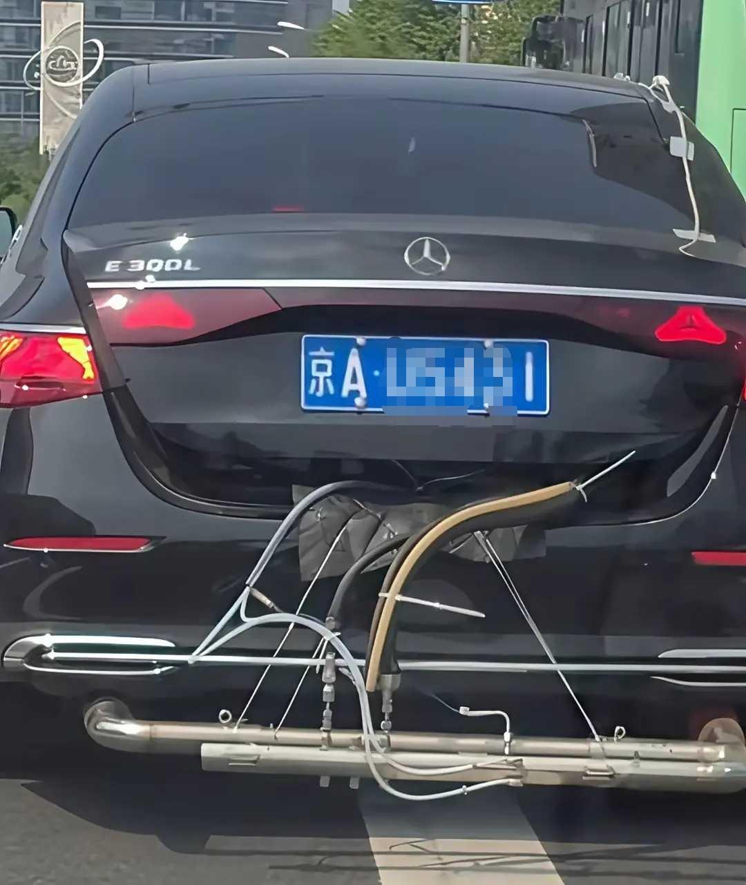 网友：好好的一大奔怎么改成这样了，这样合法吗？