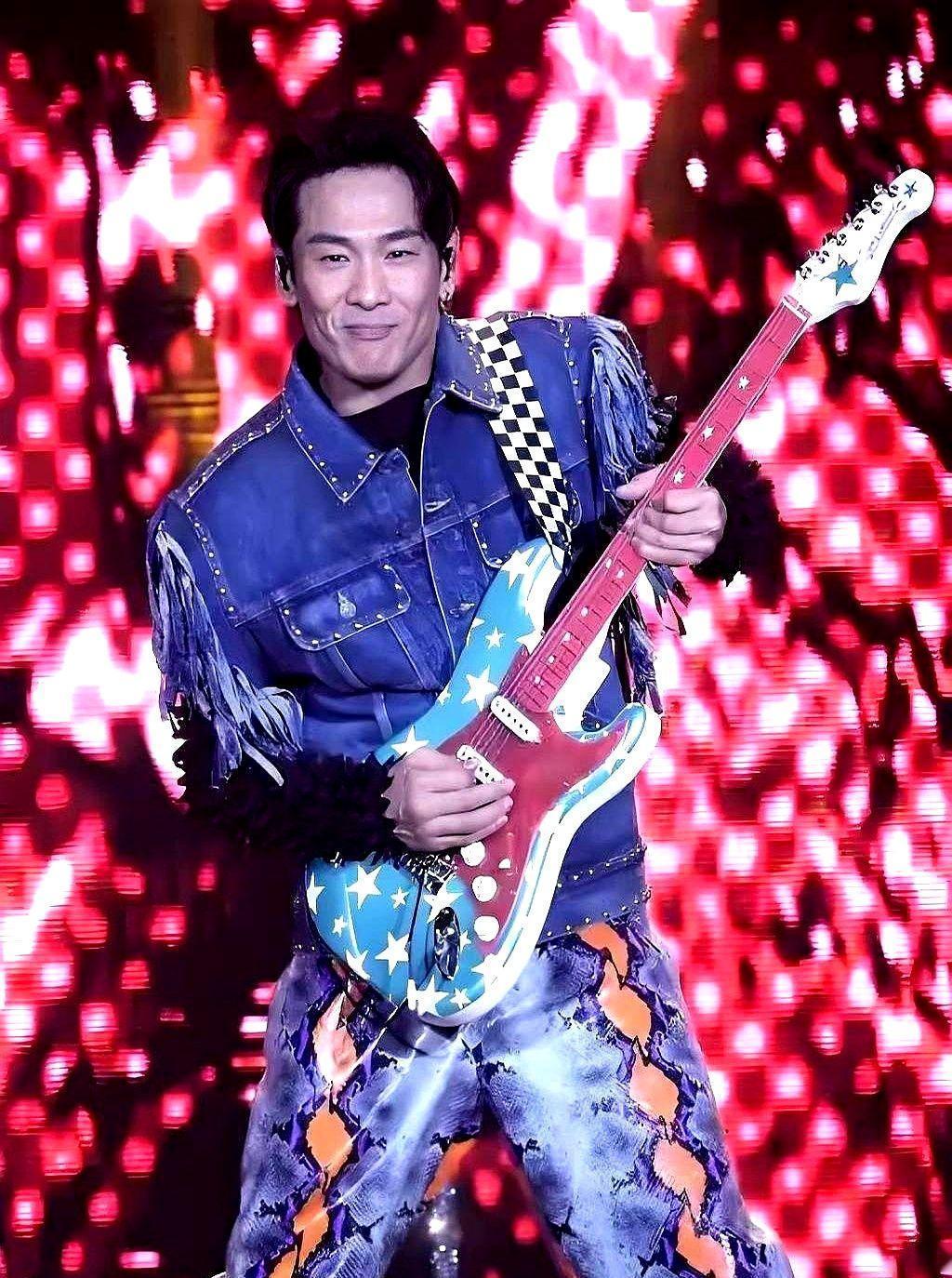 那晚红磡，没奖杯，但满场都是人。
杜德伟站那儿，鞠躬九十度，不是演的，是还债。