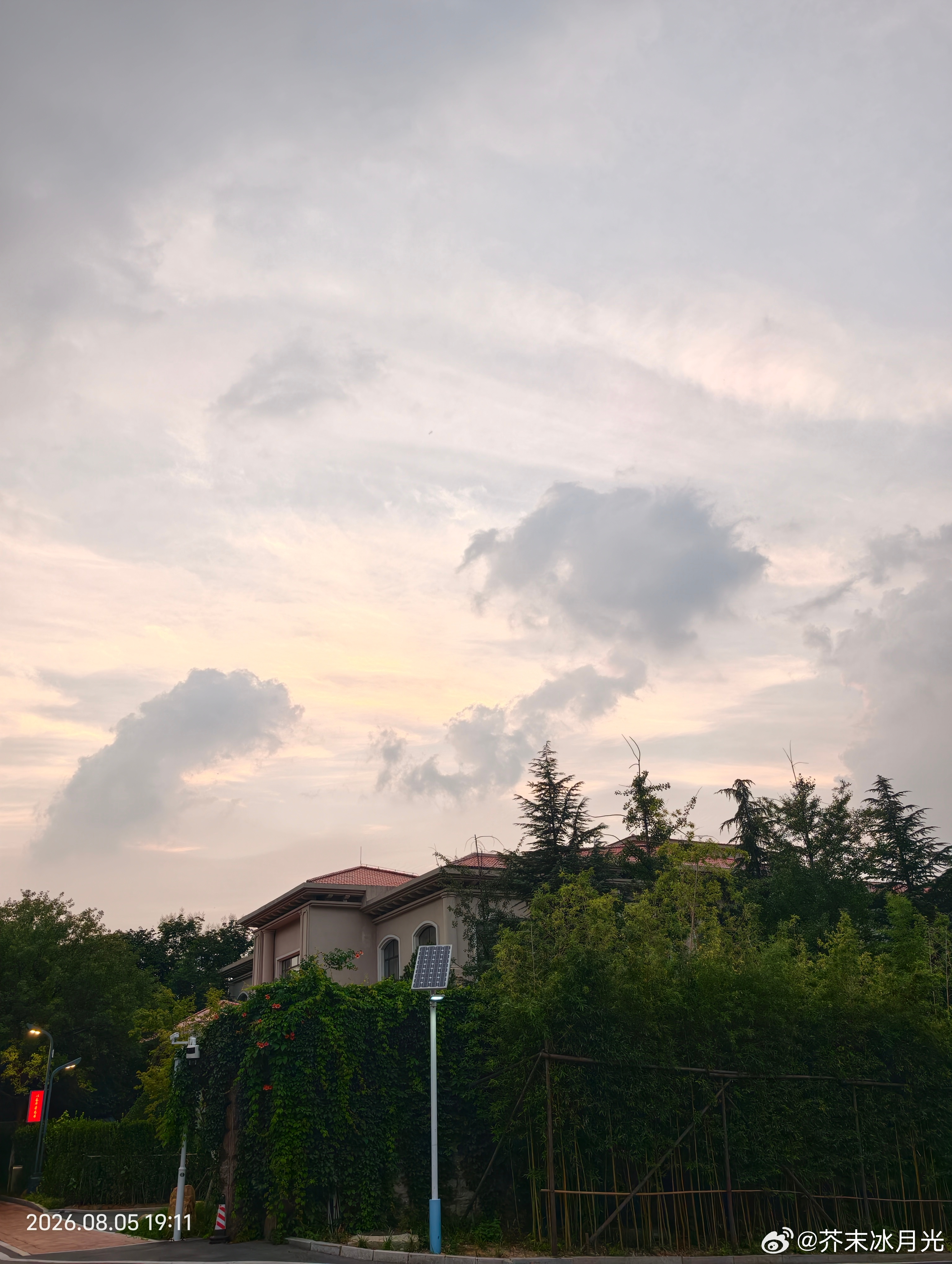 今天的云是一副水墨画。 