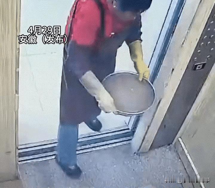 “太坏了！”安徽，大妈端着一盆污水进电梯，但她并不坐电梯，而是站在门口，将这盆废