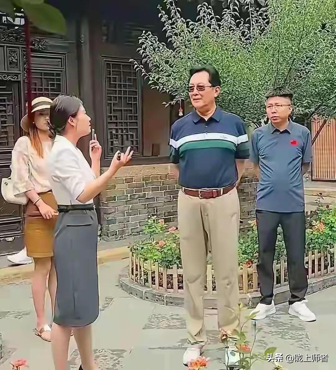 饰演过主席的明星气质就是不一样。