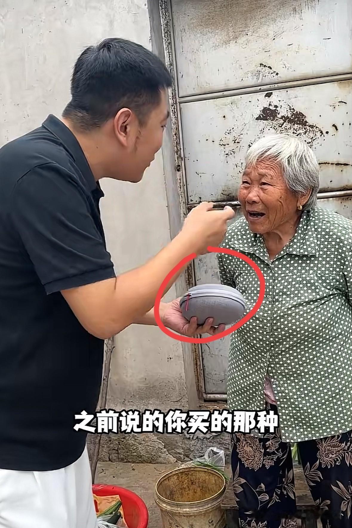 你信不信？
黄维平根本不是真的想山东老家的姐姐了，说不好听的他就是在利用姐姐发广
