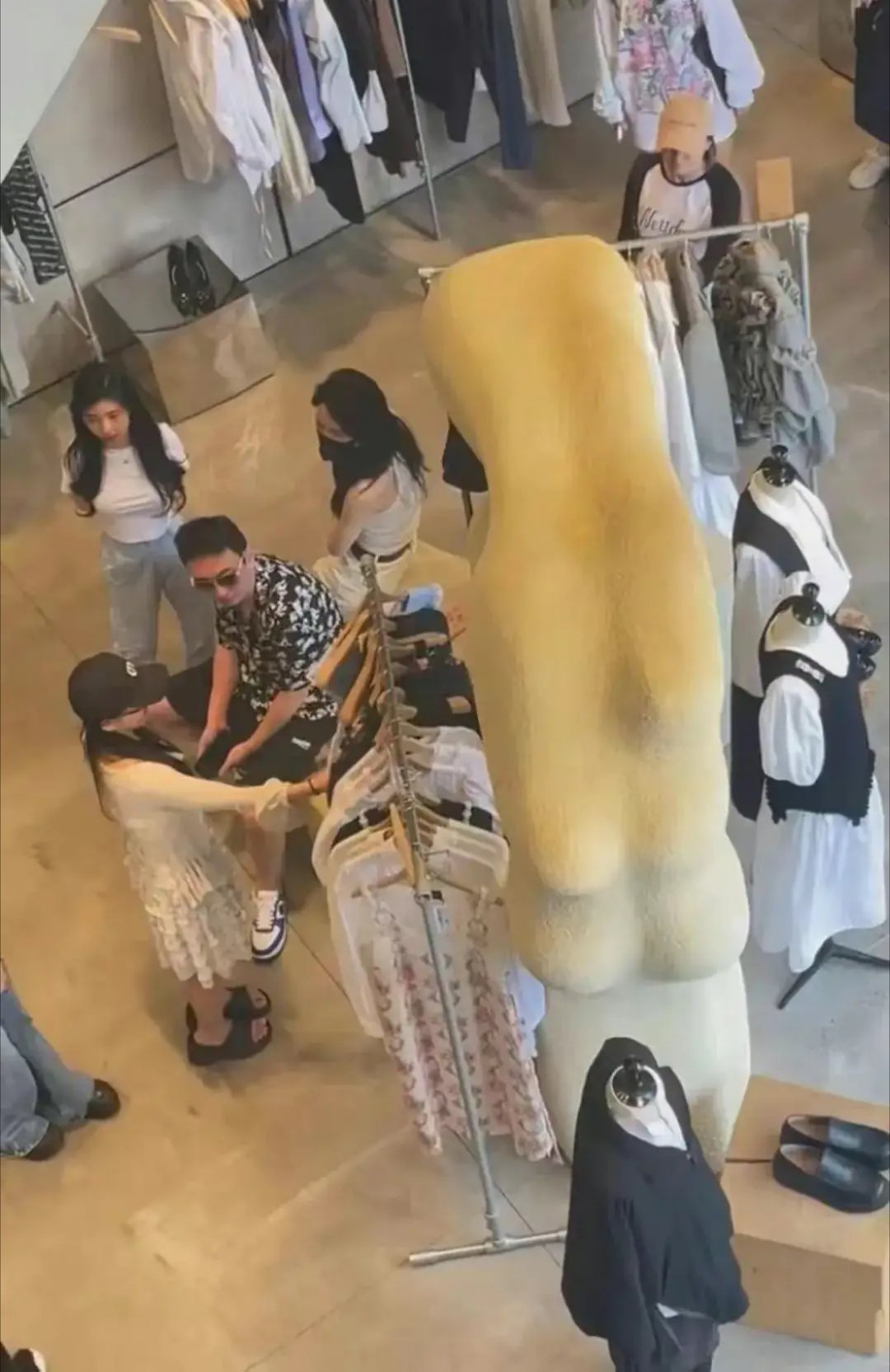 为什么他的魅力这么大？身边天天这么多女人在一起，大家也不吃醋，而且仙女也不会弹劾