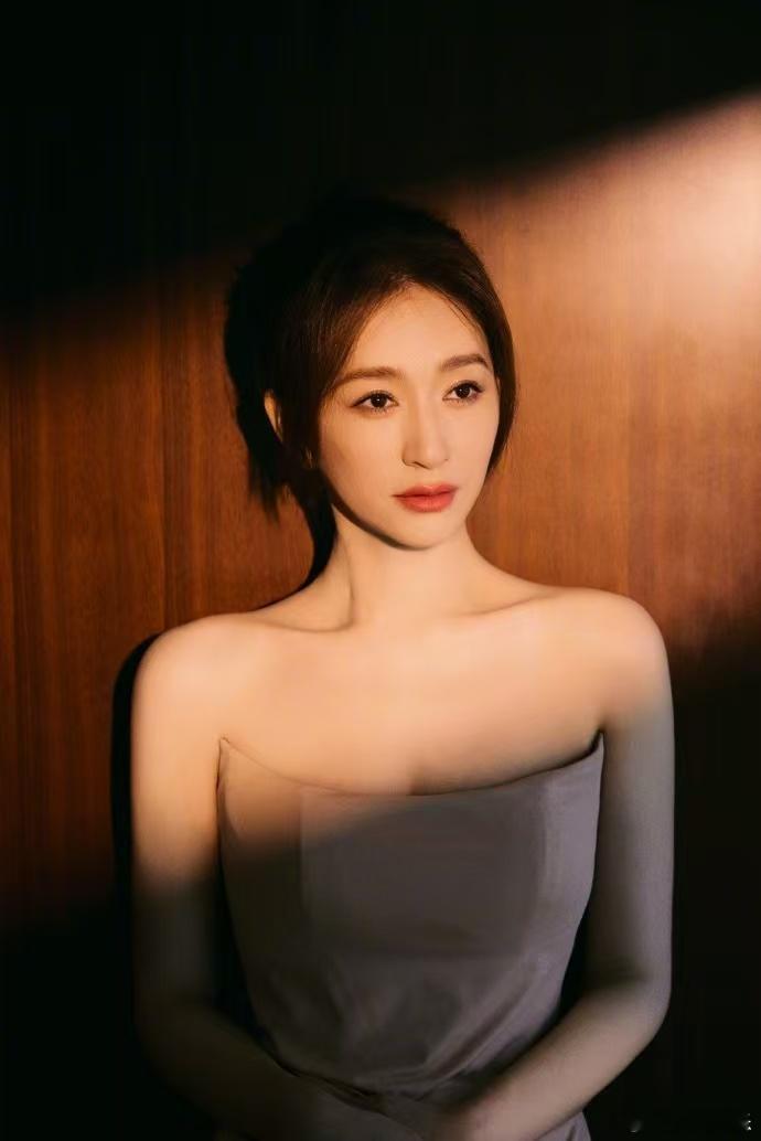 李小冉求助繁花姐弟拍照姿势  爱奇艺一路繁花，李小冉等你来支招，繁花团姐姐弟弟们