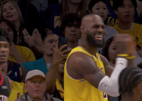 詹姆斯冲八村喊道：你能不能好好传球啊！
八村一头雾水：什么？你再大声点！

季后