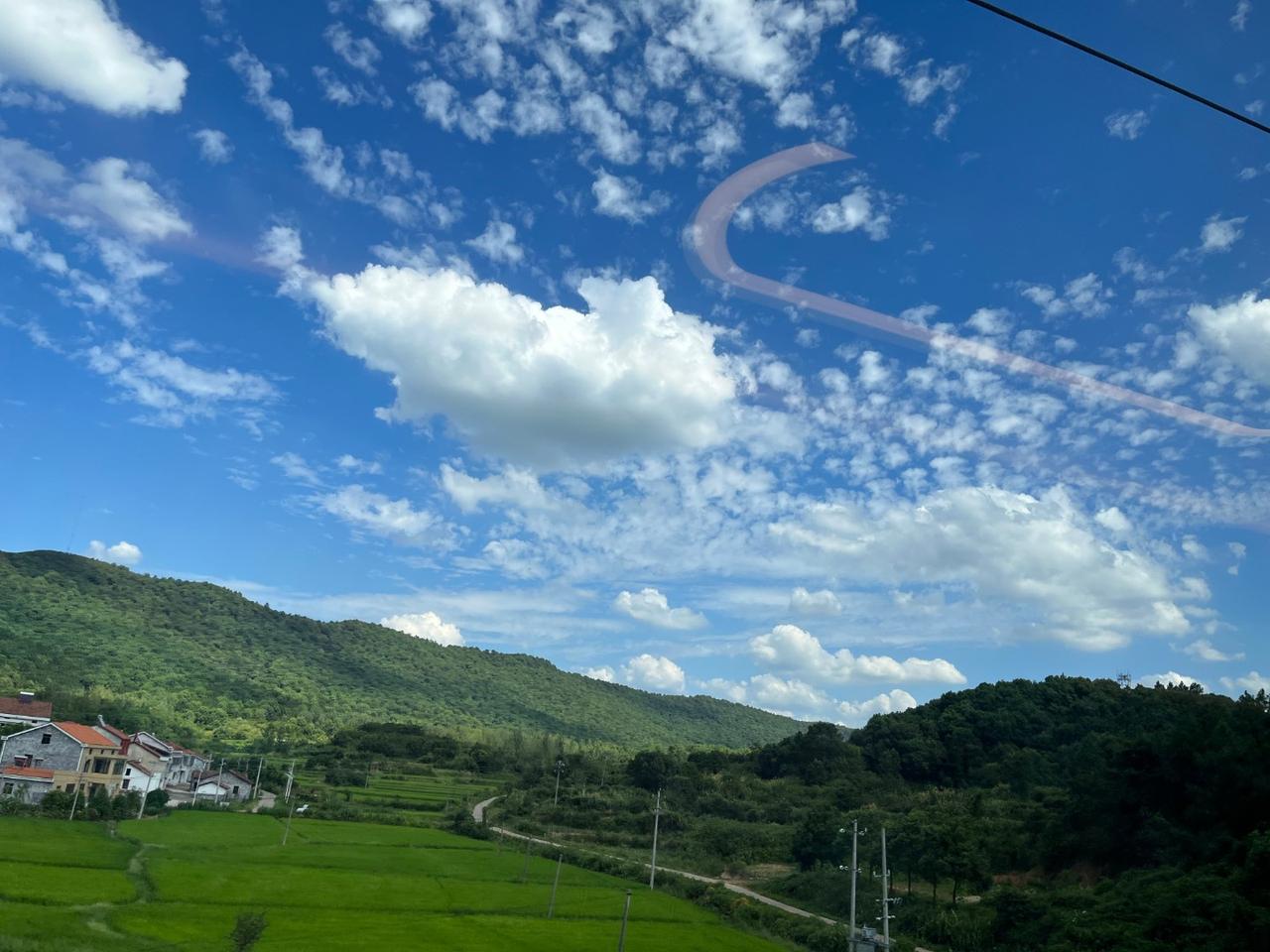 依山傍水 晴空田园 乡野田间 风景如画的地方 云卷云舒的稻田