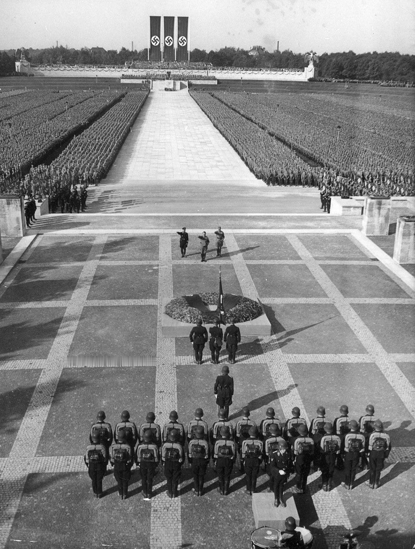 1934年，纳粹纽伦堡党代会举行的阵亡将士追悼仪式。阿道夫·希特勒、海因里希·希