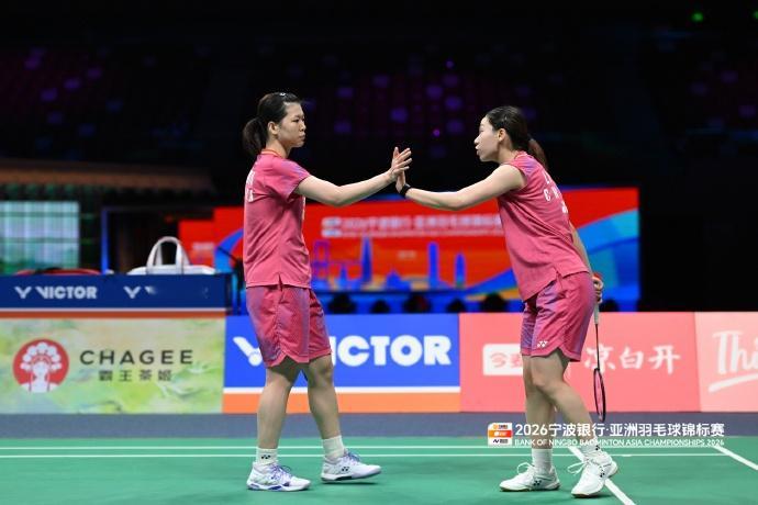 李罗组合首夺亚锦赛冠军 2026年羽毛球亚锦赛女双决赛，刘圣书/谭宁组合在第一局