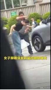 虽然女子先动手动脚不对，但保安还手很不应该，保安就应该打不还手骂不还口。强烈谴责