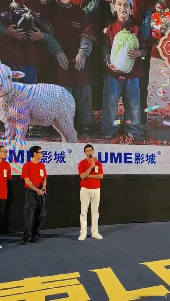 方浩明小时候上学不敢背书包 方浩明说小时候不敢背书包上学，不是不想，是不敢。战争