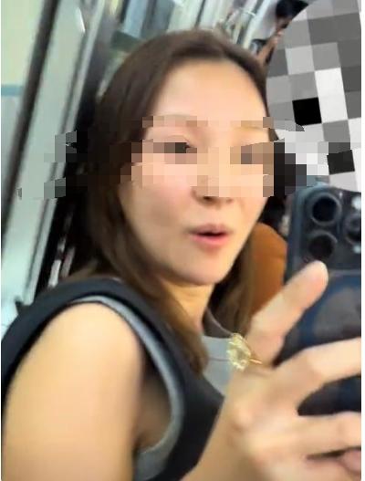 近日，江苏姑娘在日本地铁遭遇一件糟心的事情，妆容精致的日本女子竟故意坐她大腿，在