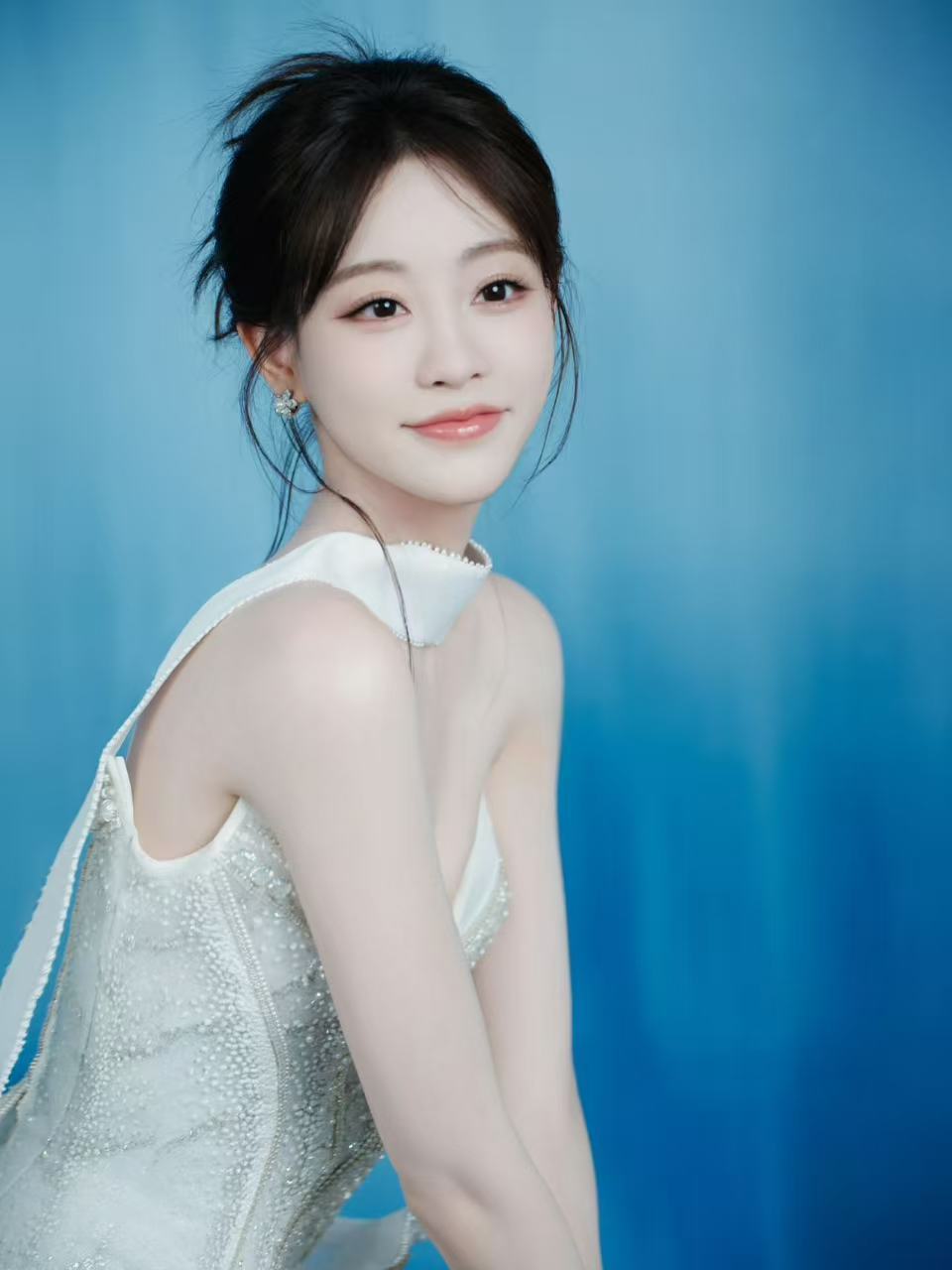 祝绪丹这个身材管理满分！金鸡奖红毯亮相，花瓶腰好突出，这个腰臀比简直绝了！果然你