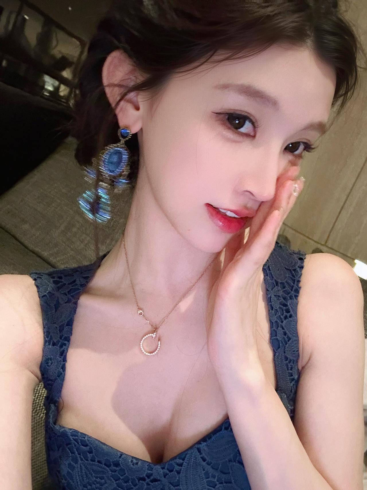 优雅蓝裙，精致妆容，红唇点缀，气质满分！