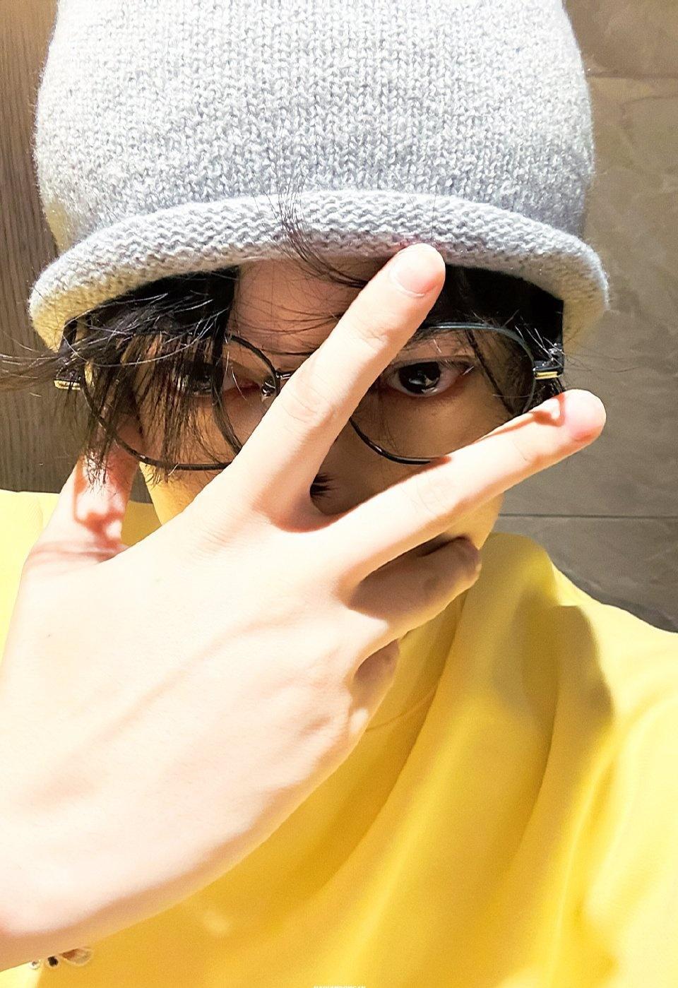 田栩宁 田栩宁 in Maison Kitsune🦊💛小狐狸柠檬黄卫衣搭配针