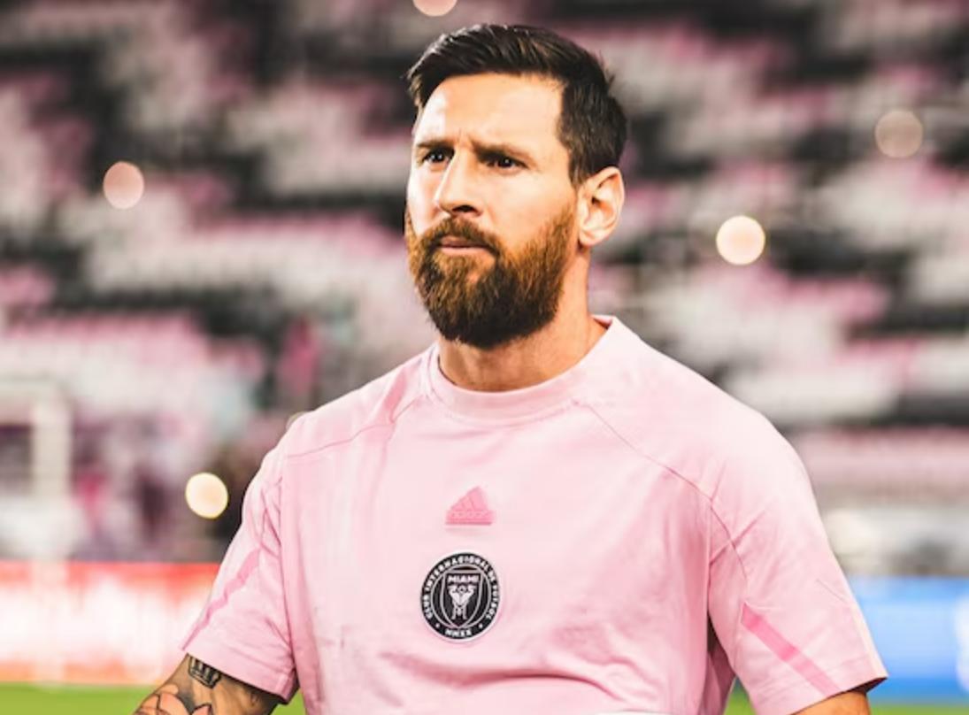 板球王国，为什么跪拜足球之神？
他们花40天竖起21米雕像，不是你熟悉的湿婆或克